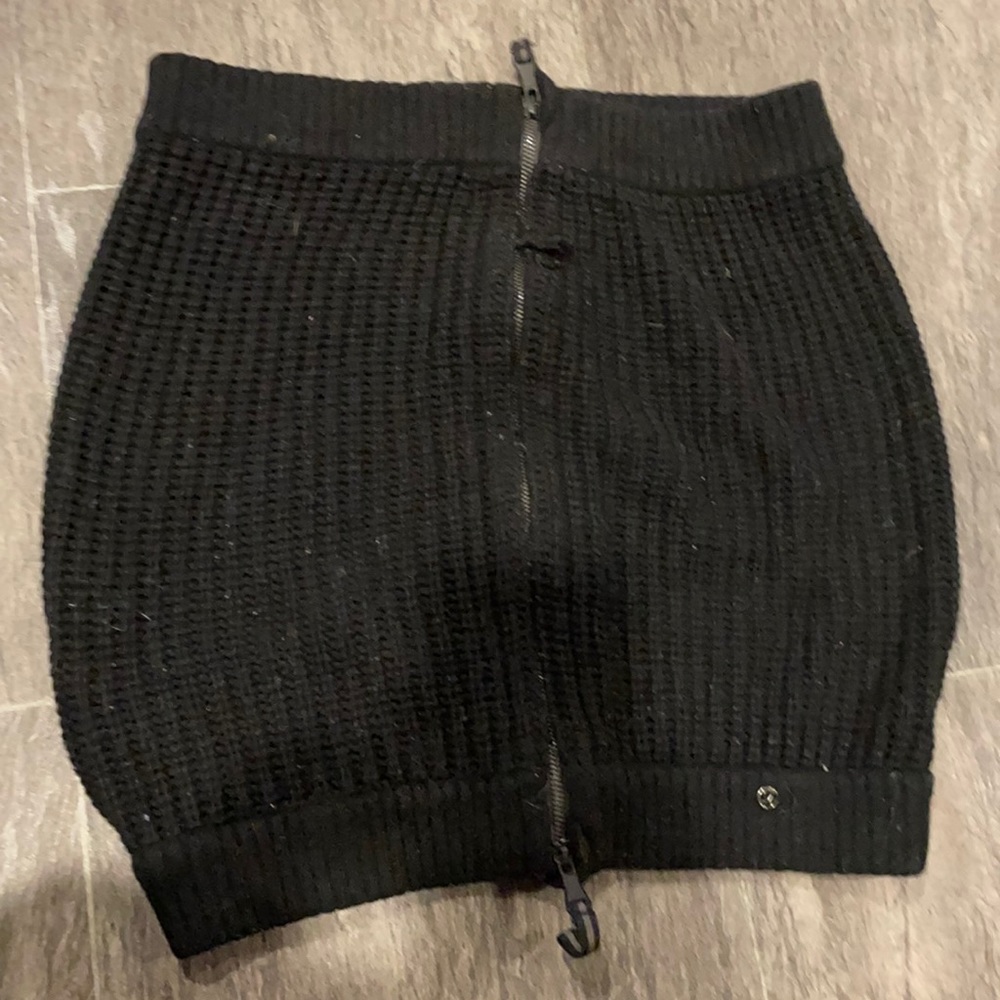 Lululemon neck warmer.